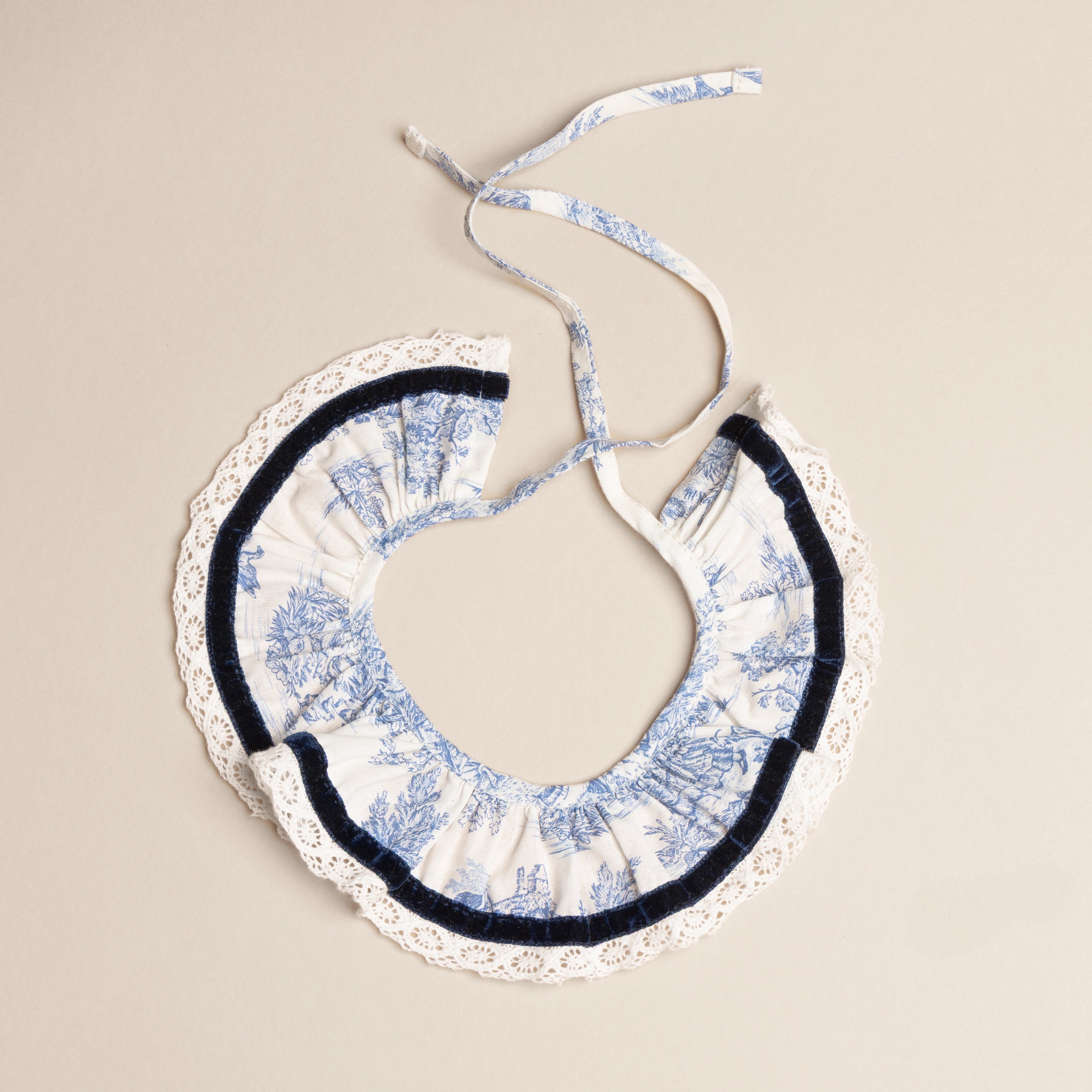 Col volanté Romance